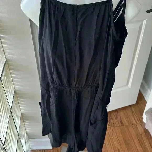 Size M Black Flowy short romper with pockets from Express - Picture 6 of 6